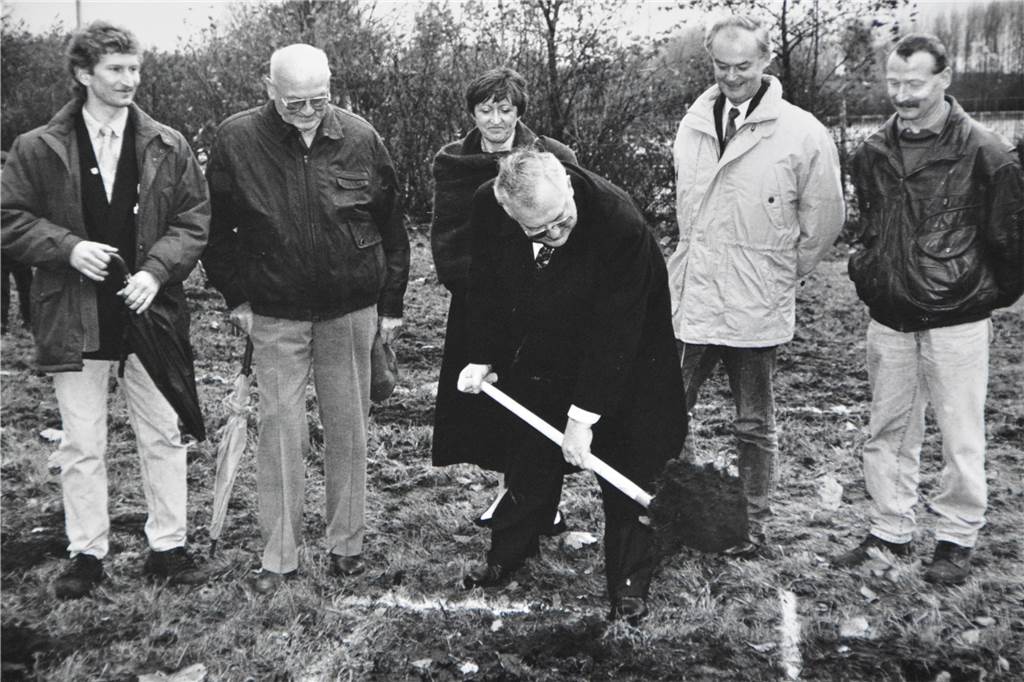 Ein Sportverein als Identitätsstifter eines Stadtteils - Grün-Weiß Barkenberg wird 50 Am 14. November 1993 nimmt der damalige Dorstener Bürgermeister Heinz Ritter den Spatenstich fr das Vereinsheim von Grün-Weiß Barkenberg vor.