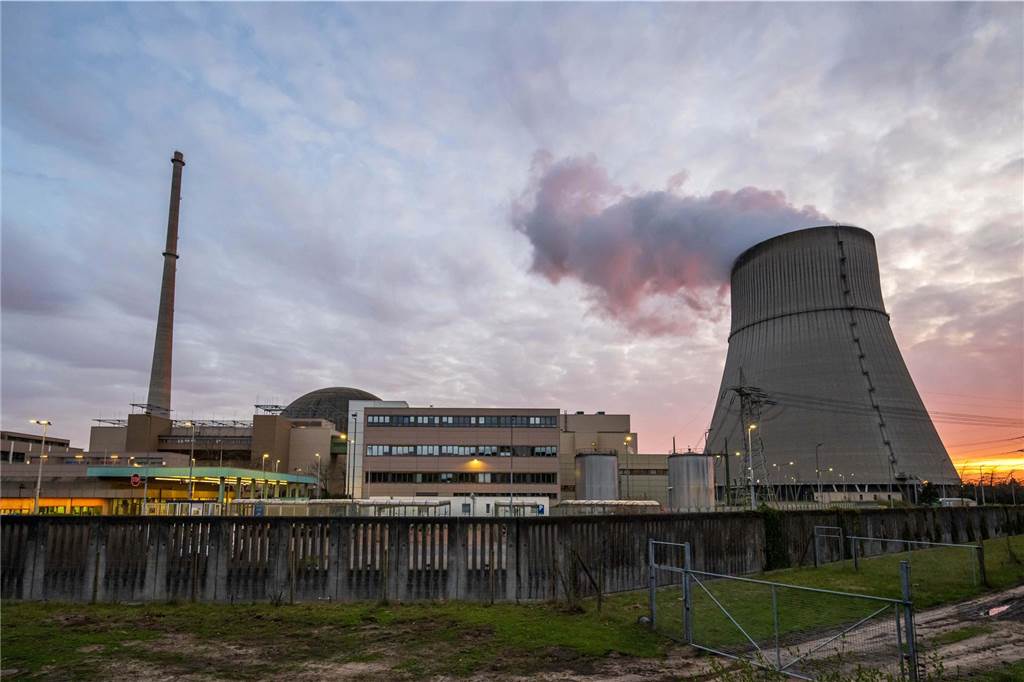 Habeck sieht Energieversorgung nach Atomausstieg als gesichert: „Wir haben die Lage im Griff“ Das Kernkraftwerk Emsland bei Sonnenuntergang.