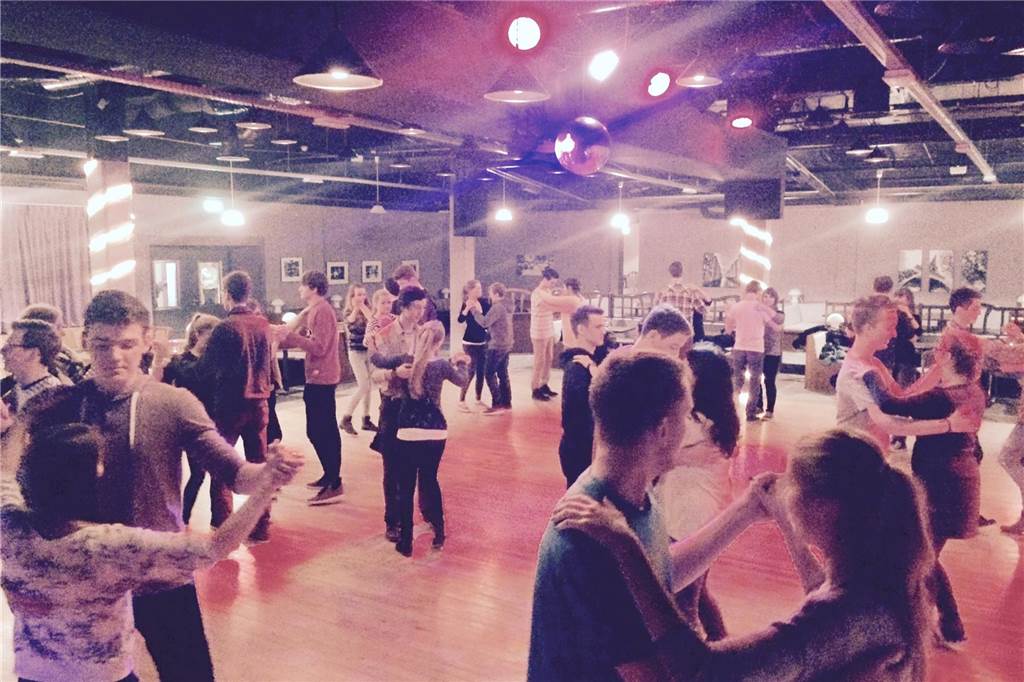 Tanzschule: Michael Höfken lässt Jungs kostenlos aufs Parkett Am 15. August beginnt in der Tanzschule Höfken ein Kurs, bei dem Jungen kostenlos mitmachen können.