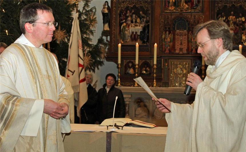 Bischof ernennt Pfarrer Themann zum Definitor Am 16. Januar führte Heinrich Innig (r.) aus Werne, damals noch als Definitor, Claus Themann im Auftrag von Bischof Dr. Felix Glenn in sein neues Amt als Pfarrer in Selm ein. Nun ist Heiner Innig Dechant und Claus Themann Definitor.