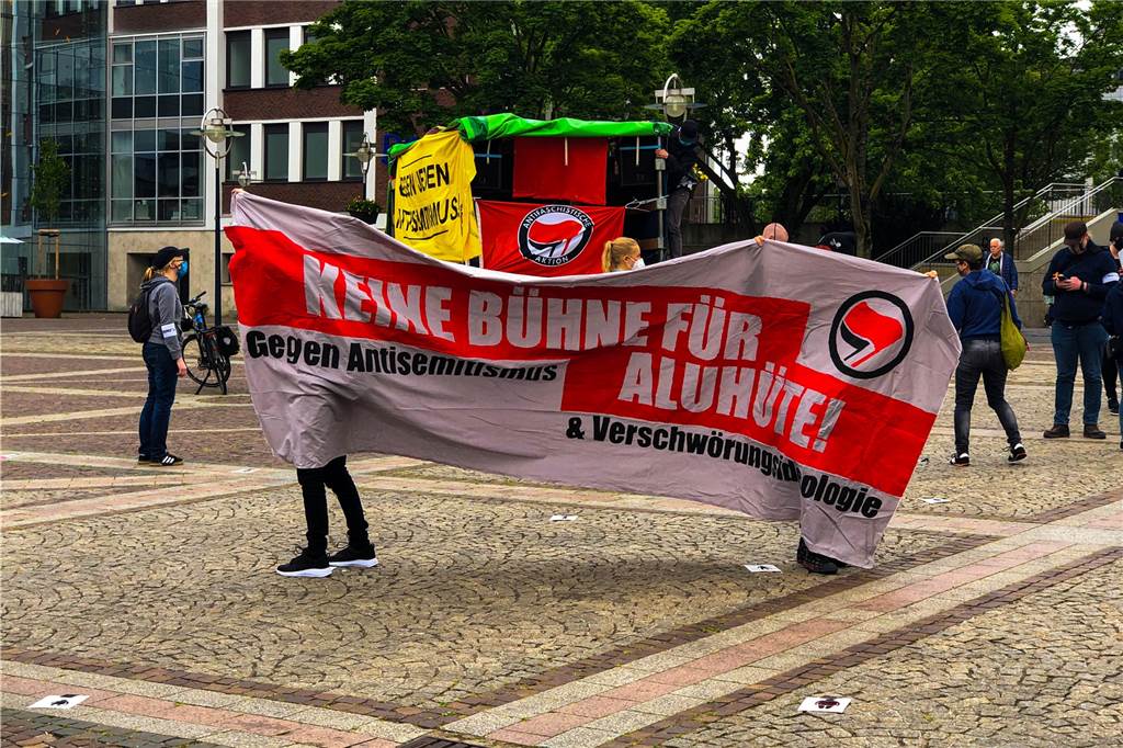 Normalbürger, Aluhüte, Neonazis: Wie rechts sind die Hygiene-Demos? Am 16. Mai gab es das erste Mal Gegenprotest, der sich gegen die Corona-Leugner und Neonazis richtete.