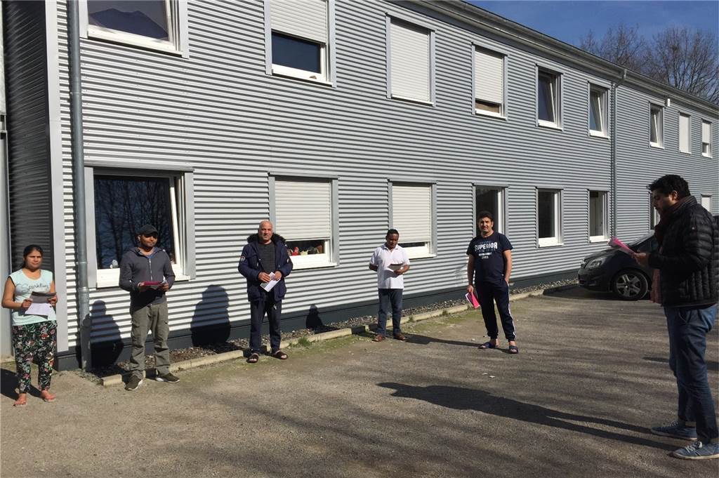 Corona-Krise: Arbeit der Flüchtlingshilfe Ascheberg liegt auf Eis Am 17. März erklärte der Sozialarbeiter Mohammed El Gharrafi den Geflüchteten die neuen Richtlinien bezüglich der Hygiene und des Sicherheitsabstandes. Der wurde bereits bei der Infoveranstaltung eingehalten.