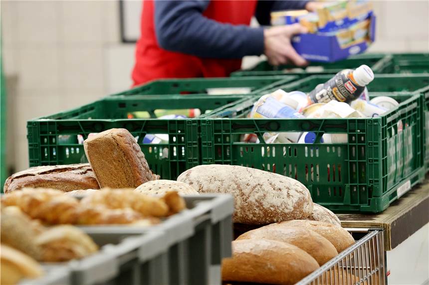 Tafel in Hörde öffnet am 18. Mai wieder - Einkauf nur gruppenweise Am 18. Mai geht es auch in Hörde bei der Tafel wieder los, die Mitarbeiter stehen bereit, die Körbe zu packen.