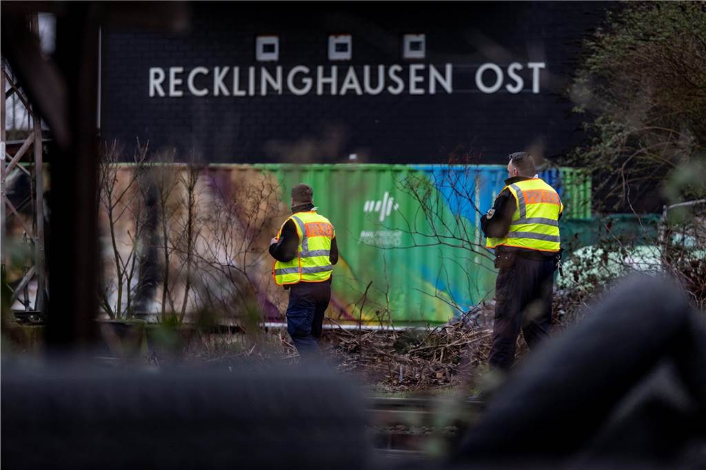 Stadt äußert sich zur Online-Petition für Notarzt Dr. Segbers Zwei Einsatzkräfte sind nach dem Zugunglück in Recklinghausen im Jahr 2023 am Bahnhof Recklinghausen Ost unterwegs.