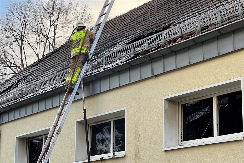 Schulleiterin nach Turnhallenbrand: „Lassen uns nicht unterkriegen“ Feuerwehrmann auf einer Leiter