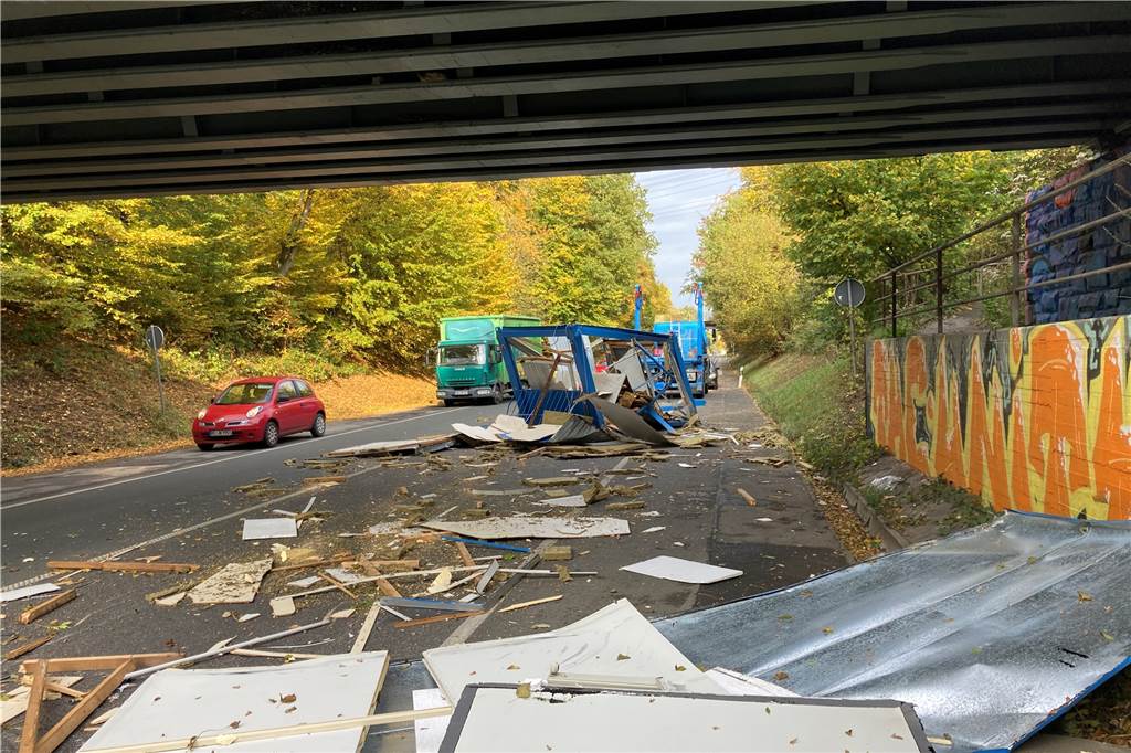 Wieder rammt Sattelschlepper die Eisenbahnbrücke auf der B235 Am 20. Oktober war ein Container-Lkw unter die Brücke gerast.