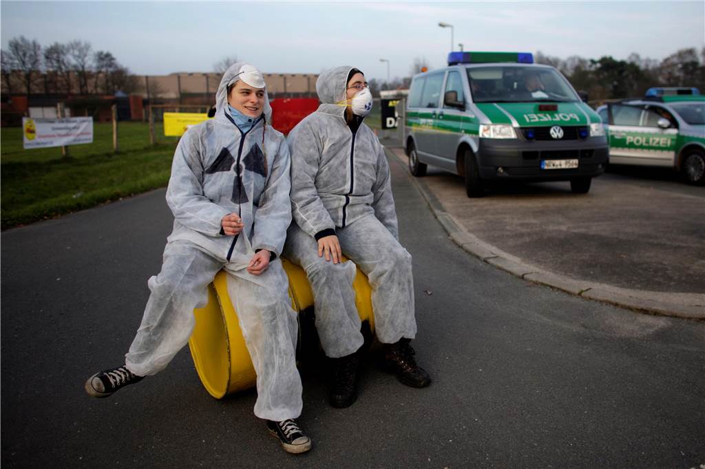 Am 20.03.2023 jähren sich die Ereignisse um den Castor-Transport nach Ahaus zum fünfundzwanzigsten Mal. Die Bürgerinitiative „Kein Atommüll in Ahaus“ demonstriert noch regelmäßig. Auch um zu verhindern, dass das Lager zu einem Endlager wird.