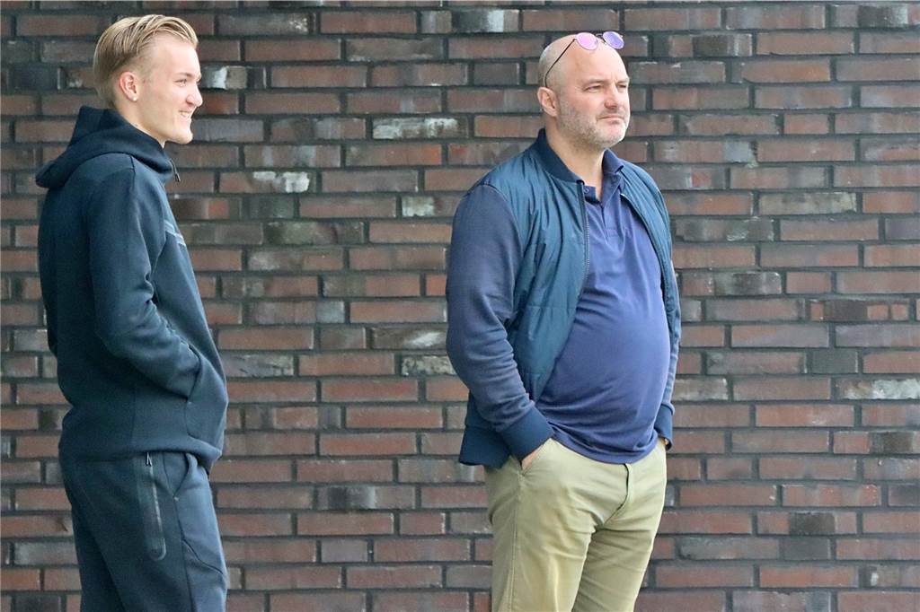 BVB-Stürmer Rijkhoff blickt zurück auf „schwierige Wochen“: Berater van Burik in Dortmund gesichtet Julian Rijkhoff und Dick van Burik stehen vor der Geschäftsstelle.