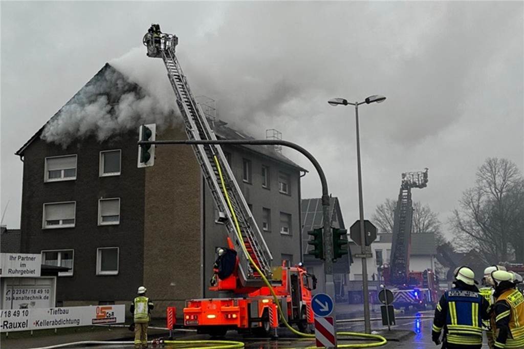 Verzweifelte Mutter: Angst nach dem Brand und Schimmel an den Wänden Die Feuerwehr beim Einsatz bei einem Dachstuhlbrand.