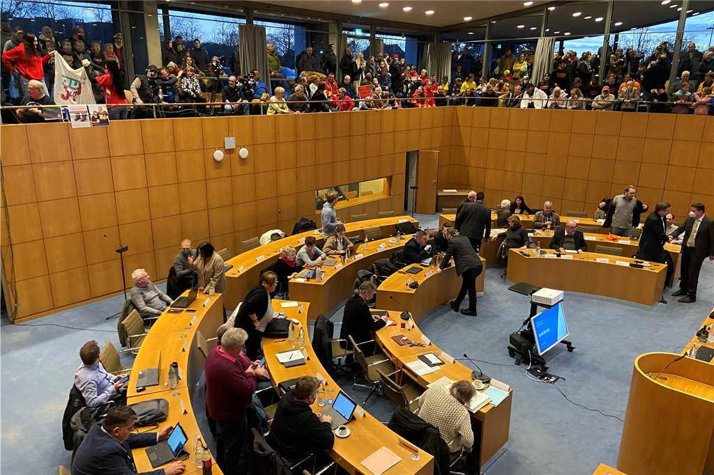 XXX Am 24. November sind im Rat in Castrop-Rauxel um die 400 Menschen auf den Gängen.