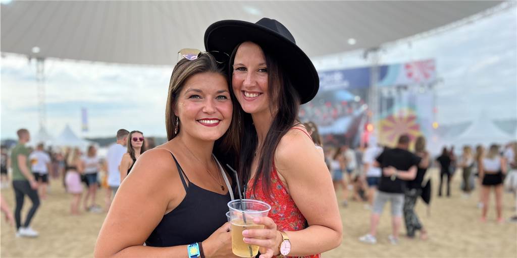 Feiernde beim Sunset Beach Festival