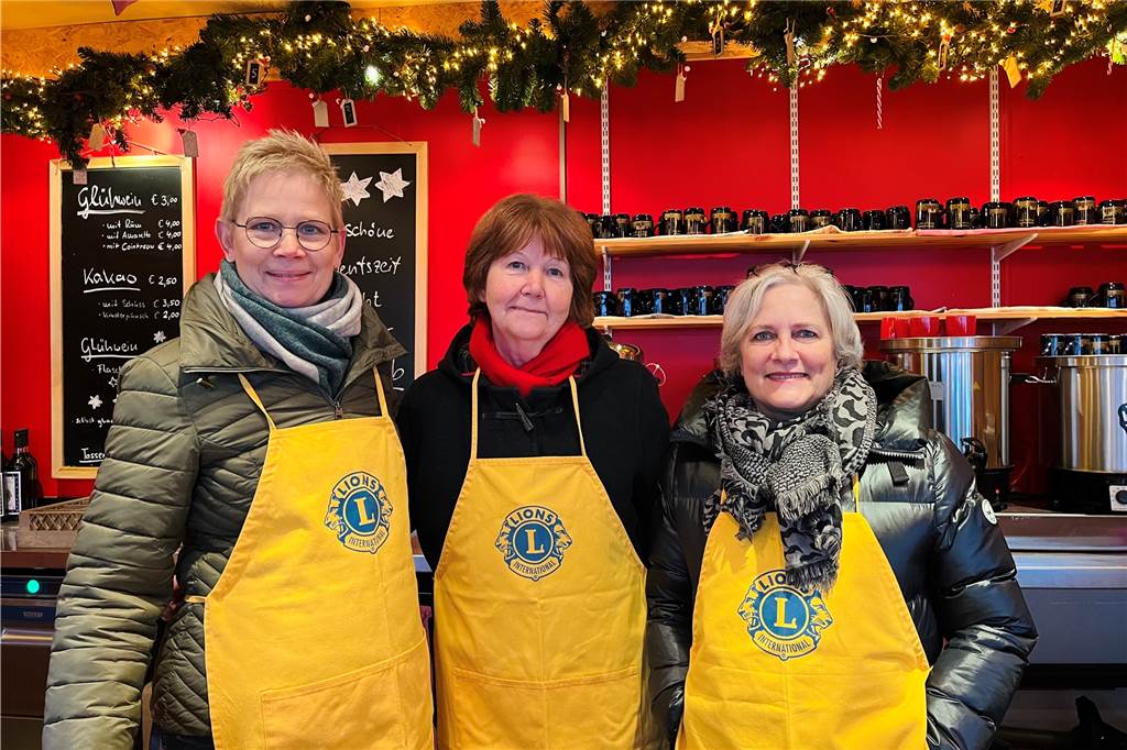 Barbara Sebbel, Marie-Luise Remke und Ulla Schlichting vor einem Stand auf dem Nikolausmarkt in Haltern
