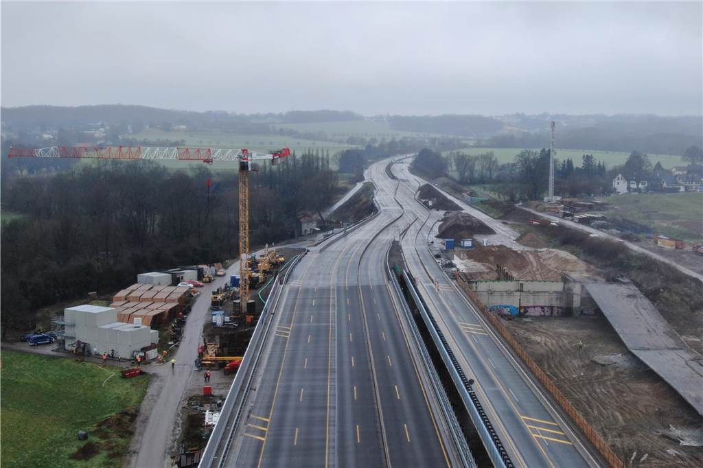 Am 26.1. wurde in Unna ein weiterer Teil der Liedbachtalbrücke gesprengt. Drohnenaufnahmen zeigen das Bauwerk kurz nach dem Einsturz.