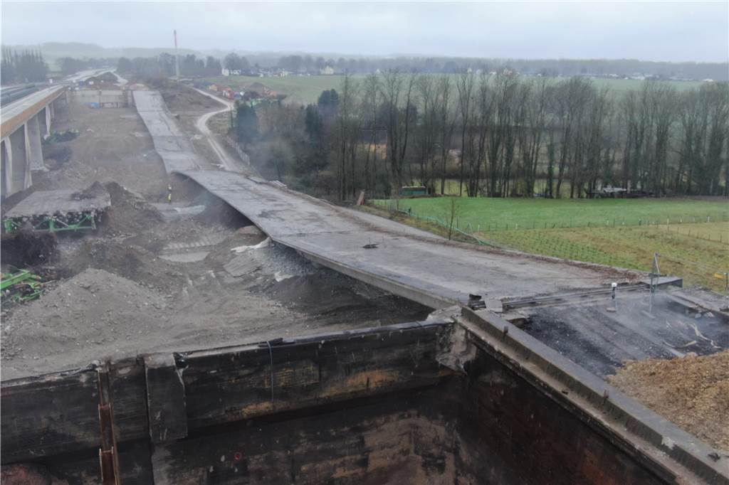 Am 26.1. wurde in Unna ein weiterer Teil der Liedbachtalbrücke gesprengt. Drohnenaufnahmen zeigen das Bauwerk kurz nach dem Einsturz.