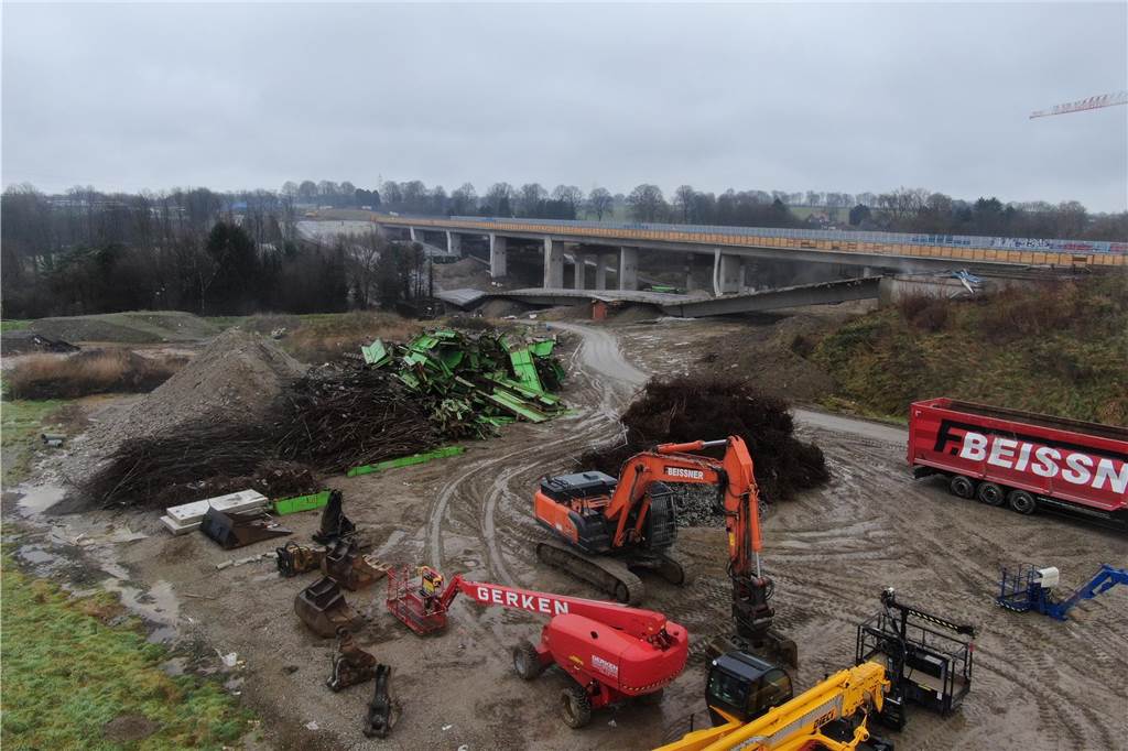 Am 26.1. wurde in Unna ein weiterer Teil der Liedbachtalbrücke gesprengt. Drohnenaufnahmen zeigen das Bauwerk kurz nach dem Einsturz.