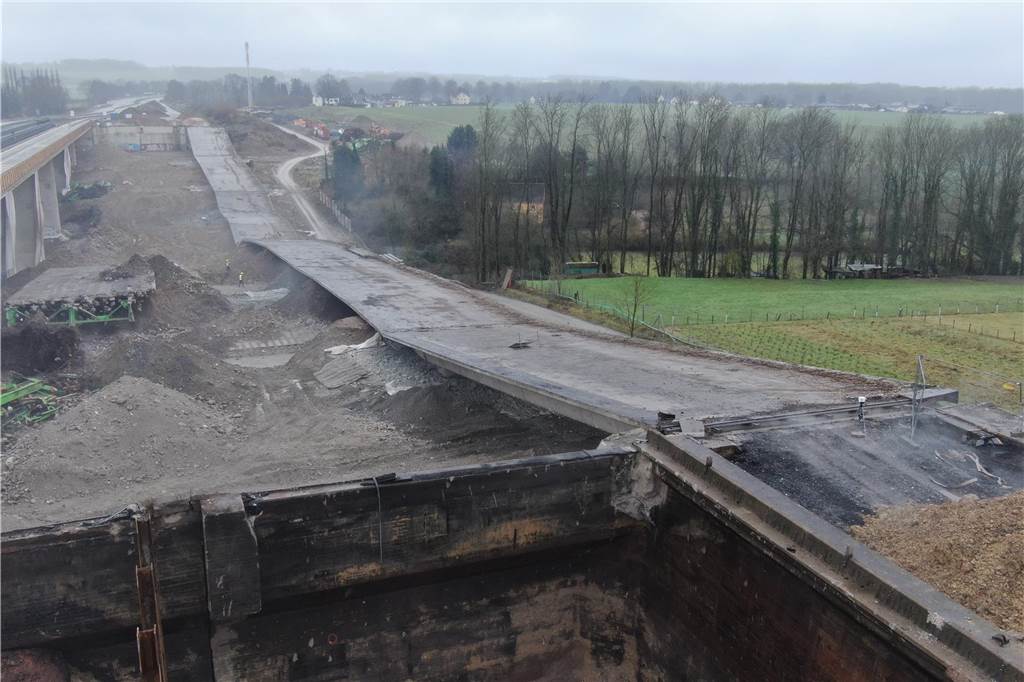 Am 26.1. wurde in Unna ein weiterer Teil der Liedbachtalbrücke gesprengt. Drohnenaufnahmen zeigen das Bauwerk kurz nach dem Einsturz.
