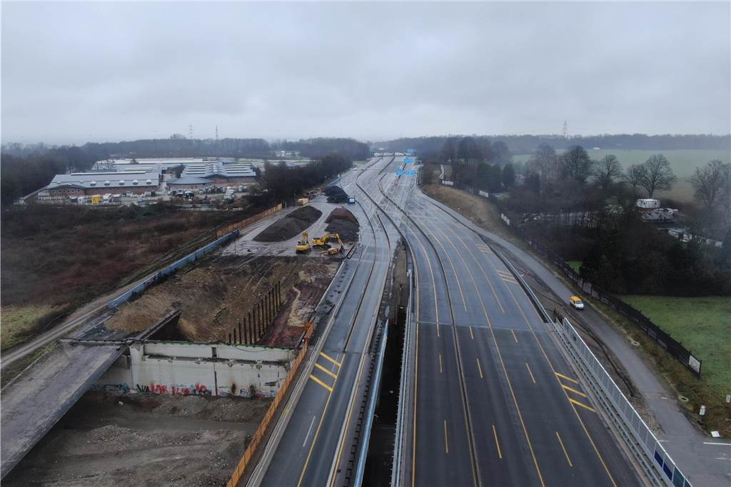 Am 26.1. wurde in Unna ein weiterer Teil der Liedbachtalbrücke gesprengt. Drohnenaufnahmen zeigen das Bauwerk kurz nach dem Einsturz.