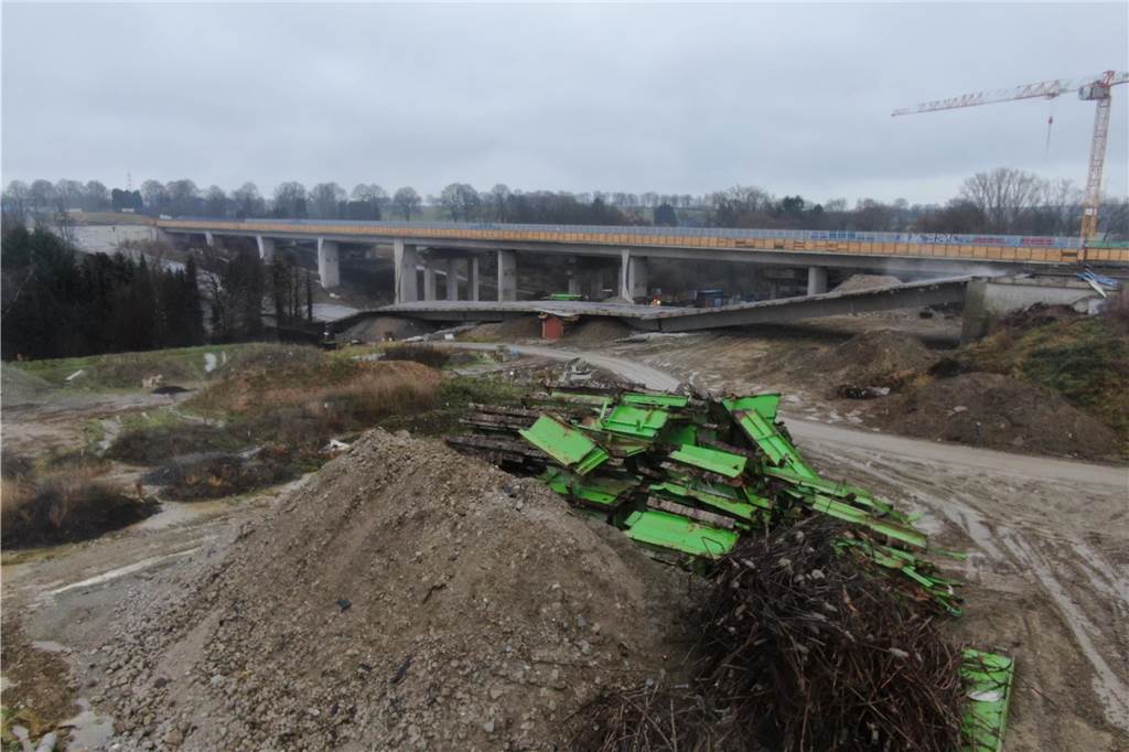 Am 26.1. wurde in Unna ein weiterer Teil der Liedbachtalbrücke gesprengt. Drohnenaufnahmen zeigen das Bauwerk kurz nach dem Einsturz.