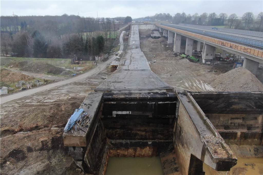 Am 26.1. wurde in Unna ein weiterer Teil der Liedbachtalbrücke gesprengt. Drohnenaufnahmen zeigen das Bauwerk kurz nach dem Einsturz.