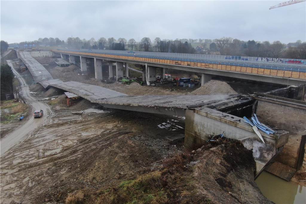 Am 26.1. wurde in Unna ein weiterer Teil der Liedbachtalbrücke gesprengt. Drohnenaufnahmen zeigen das Bauwerk kurz nach dem Einsturz.