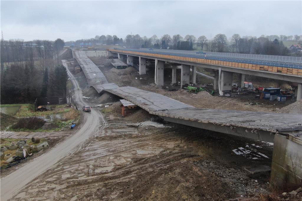 Am 26.1. wurde in Unna ein weiterer Teil der Liedbachtalbrücke gesprengt. Drohnenaufnahmen zeigen das Bauwerk kurz nach dem Einsturz.