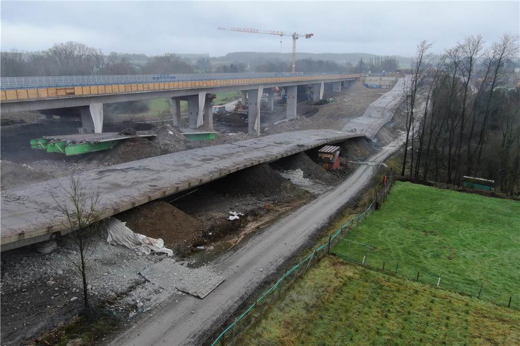 Am 26.1. wurde in Unna ein weiterer Teil der Liedbachtalbrücke gesprengt. Drohnenaufnahmen zeigen das Bauwerk kurz nach dem Einsturz.