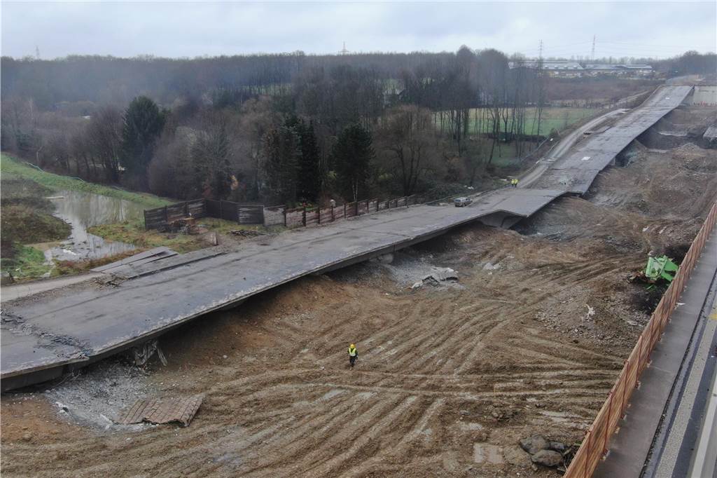 Am 26.1. wurde in Unna ein weiterer Teil der Liedbachtalbrücke gesprengt. Drohnenaufnahmen zeigen das Bauwerk kurz nach dem Einsturz.
