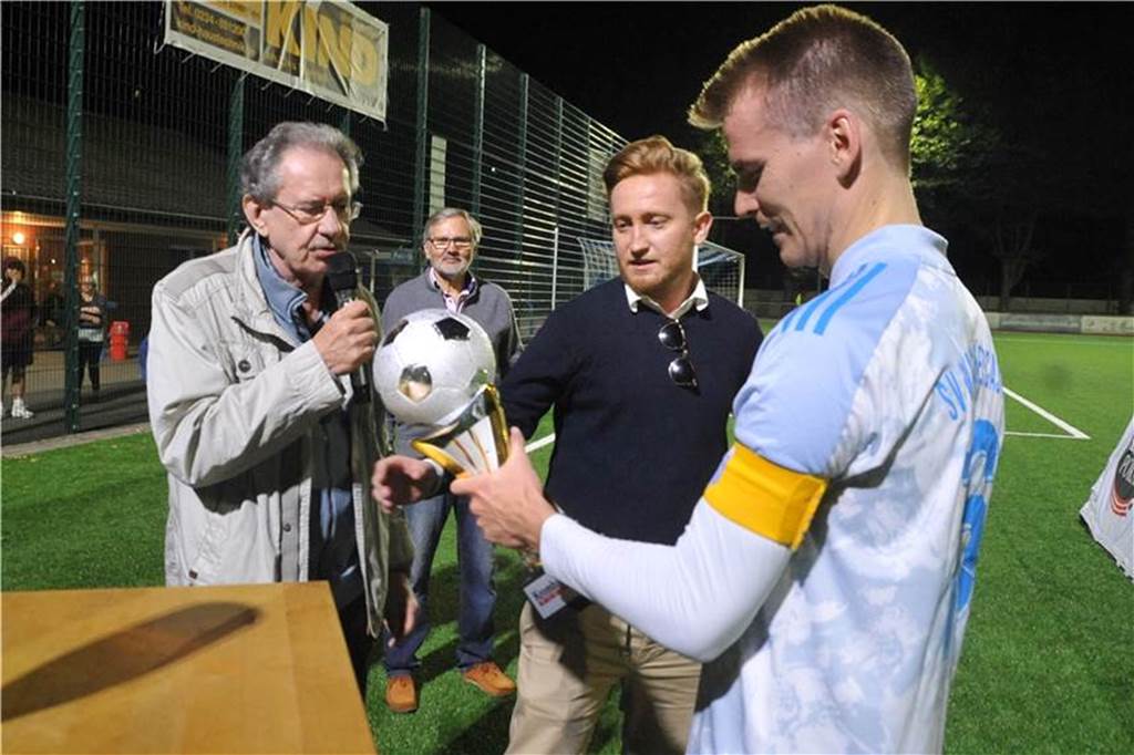 Sportjahr 2020: Teams feiern erhoffte und unverhoffte Aufstiege, Wacker siegt bei Premiere Am 27. August übergab der Kreisvorsitzende Reinhold Spohn (l) die Trophäe für den Kreispokal-Sieger an Moritz Budde (r), den Kapitän des SV Wacker Obercastrop.