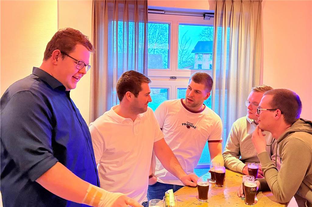Die letzte Kneipe in Ellewick: Bürgergenossenschaft feiert Geburtstag Ellewicker stehen an einem Biertisch und reden.