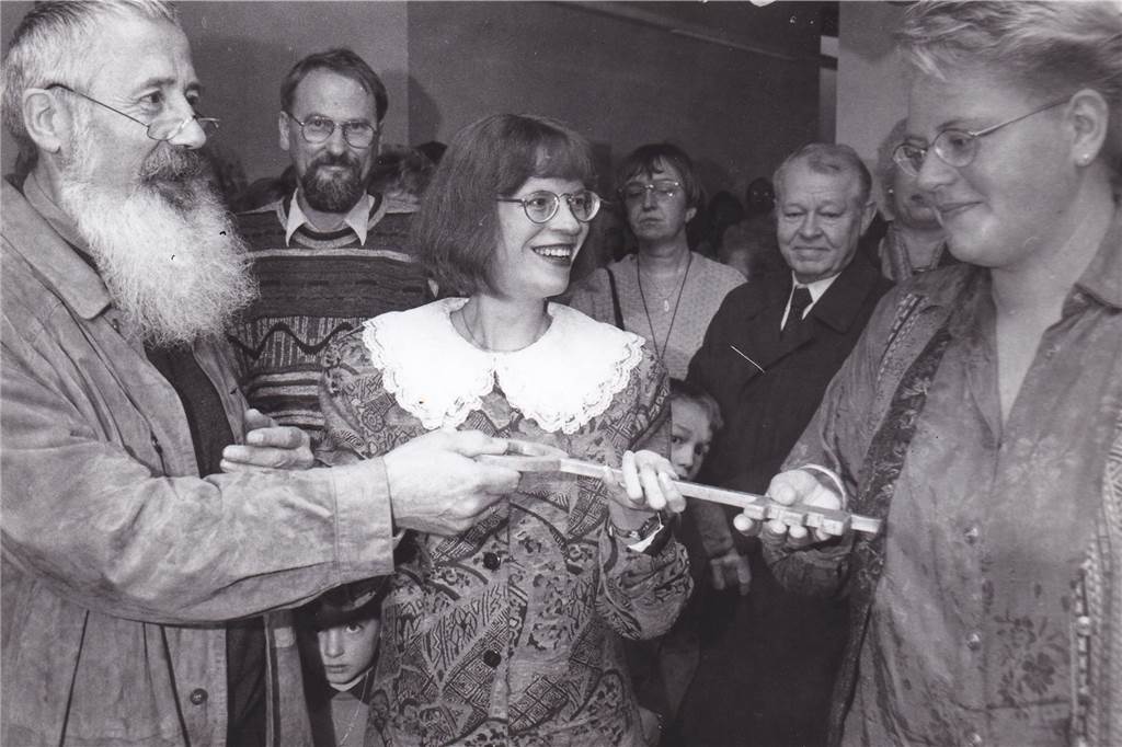Eltern überraschten Erzieherinnen und Kinder zum 25-Jährigen Am 29. Oktober 1995 übergab Architekt Paul Eling (l.) den Schlüssel an Pastorin Sabine Puder (Mitte) und Kindergartenleiterin Kirsten Woitowitz. Sabine Puder ist inzwischen verstorben. Kirsten Woitowitz übergab Anfang 2005 die Leitung an die 28-jährige Birgit Meyer-Jacob.