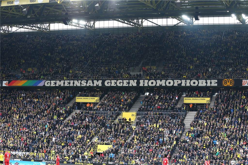 Am 29. Spieltag der Saison 2016/17 hing beim BVB-Spiel gegen Eintracht Frankfurt ein Banner mit dem Schriftzug „Gemeinsam gegen Homophobie“ auf der Westtribüne. Auch die Eckfahnen waren damals in Regenbogenfarben gehalten.