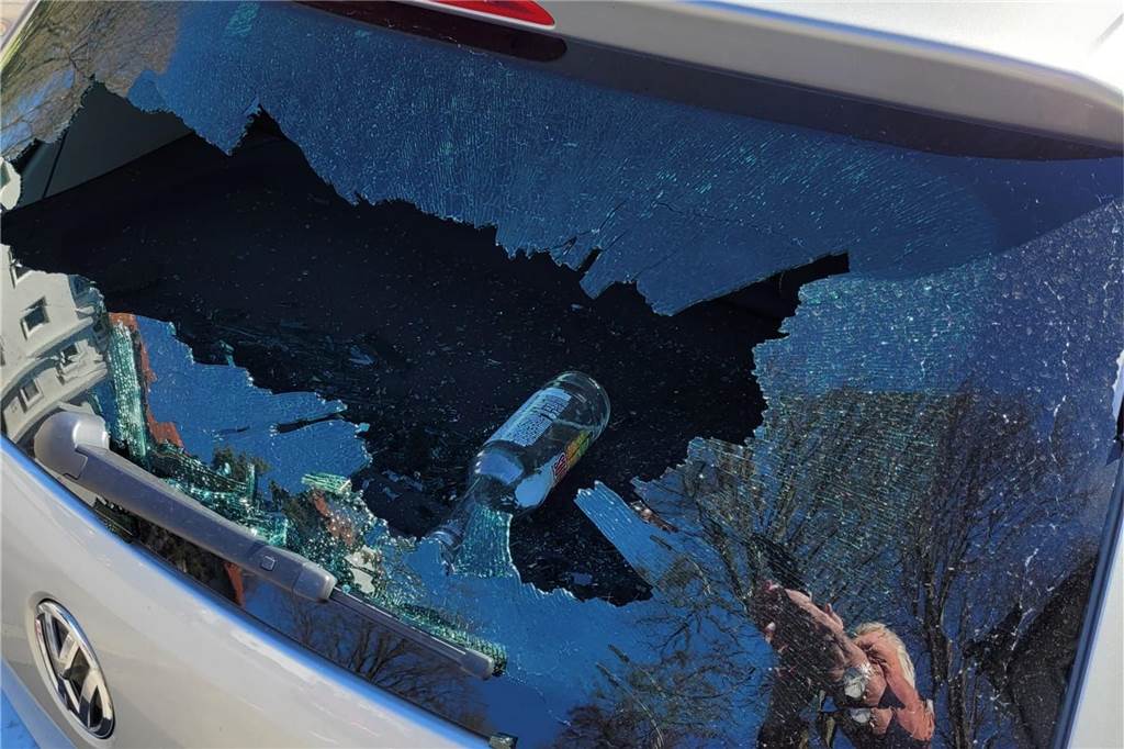 Mann beschädigt seit Wochen Autos in Marten – Anwohner haben Angst Am 3. April wurde die Heckscheibe von Dieter Hirlands Auto eingeschlagen.