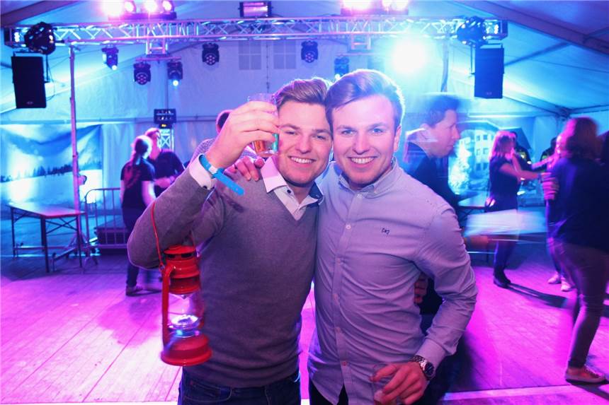 Schützenbrüderschaft St. Lambertus Osterbauer veranstaltet Open-Air-Party in Ascheberg Zwei Menschen umarmen sich