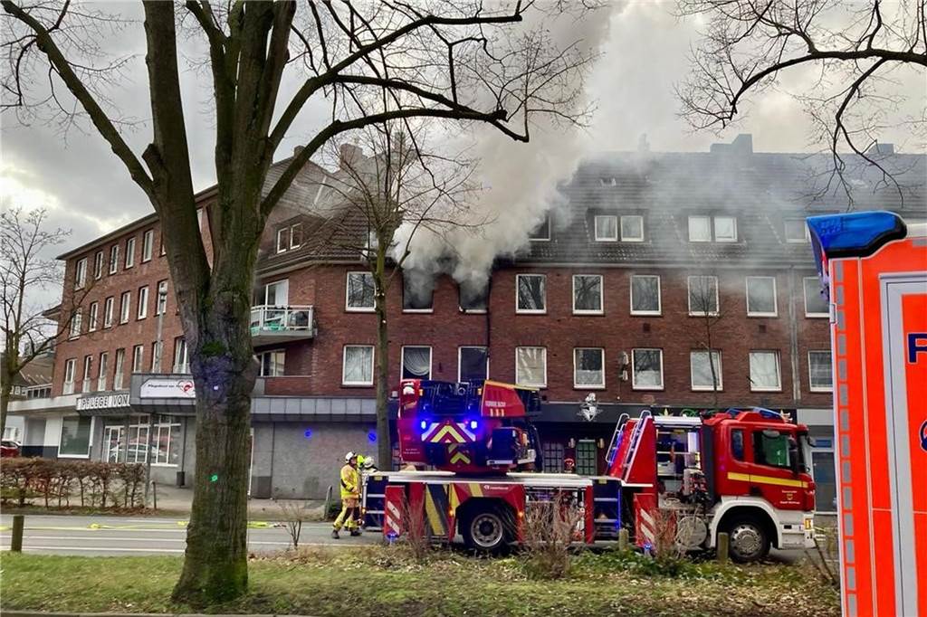 Nach dramatischen Momenten bei Brand in Waltrop: Familie sucht dringend eine Wohnung Dichter Rauch quillt aus den Fenstern einer Wohnung.