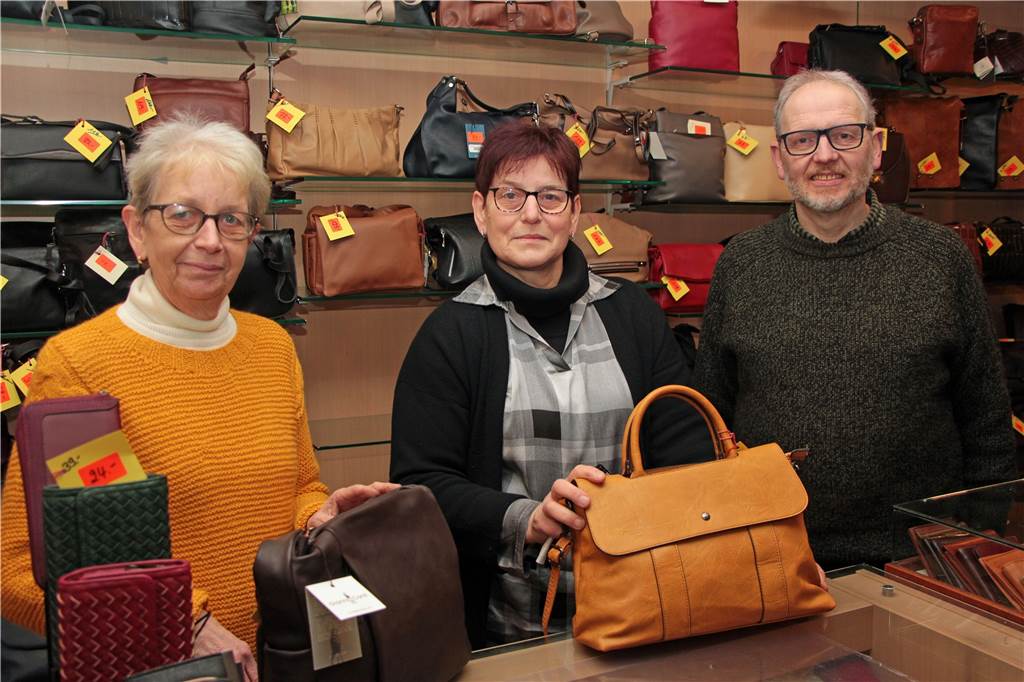 Spielwaren Niemann wird verkauft: Immobilie taucht in Online-Verkaufsportal auf Menschen stehen hinter einer Verkaufstheke mit Ledertaschen