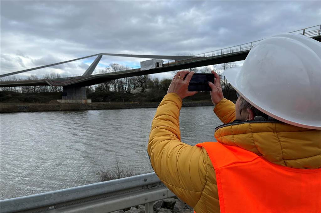 Kritik an fehlender Beschilderung am Emscherland: „Warum wird die Attraktion versteckt?“ Eine Frau fotografiert die Brücke "Sprung über die Emscher" zwischen Castrop-Rauxel und Recklinghausen.