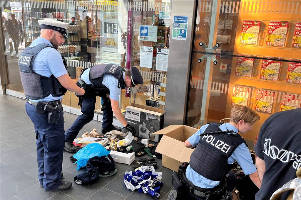 Herrenlose Gegenstände am Hauptbahnhof: Was es mit den Funden auf sich hat Mehrere Beamte am Dortmund Hbf untersuchen herrenlose Gegenstände.