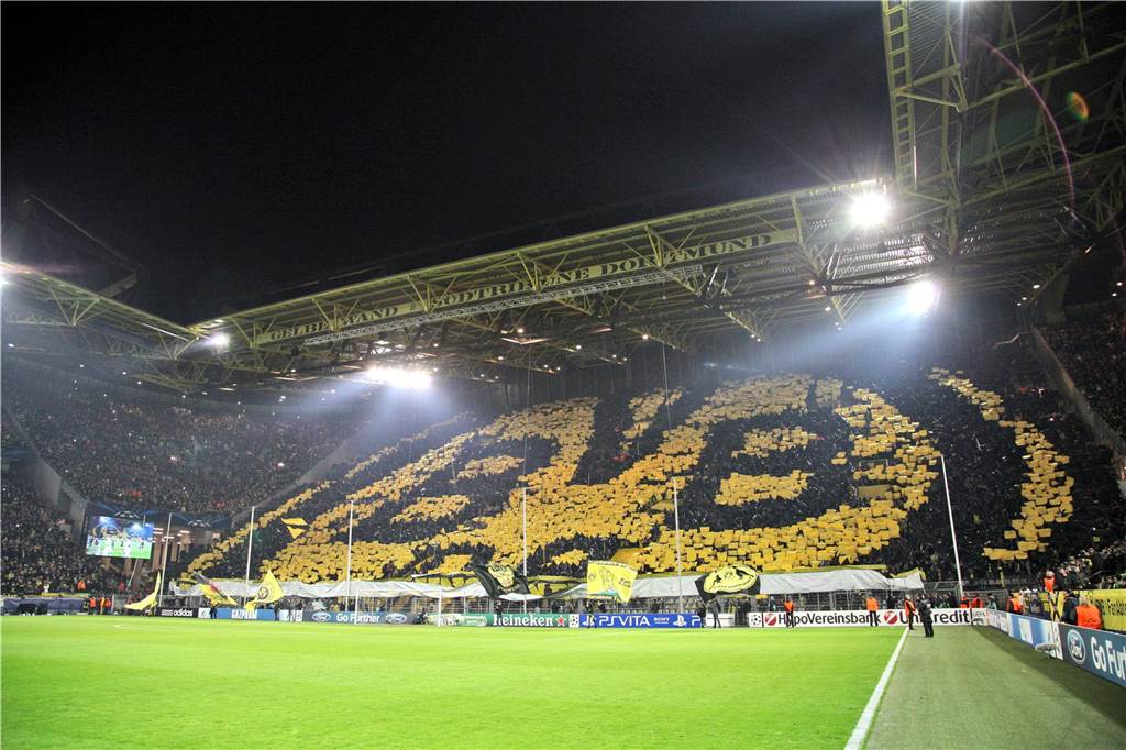 Am 4. Dezember 2012 spielt Borussia Dortmund in der Champions League gegen Manchester City. Zuvor gibt es das schwarzgelbe Wappen, hochgehalten von tausenden Borussen. Der BVB gewinnt dank eines Treffers von Julian Schieber 1:0.