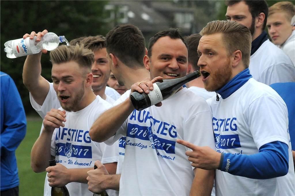 Der FC Frohlinde hat die Antwort auf die Trainerfrage gefunden Am 4. Mai 2017 stand für den FC Frohlinde mit Jimmy Thimm (2.v.r.) als spielender Co-Trainer der Aufstieg in die Landesliga fest.
