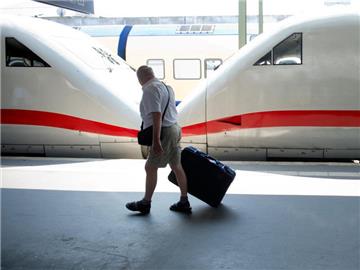 Am 4. November soll die ICE-Strecke von Hannover nach Berlin wieder freigegeben werden. Foto: Julian Stratenschulte