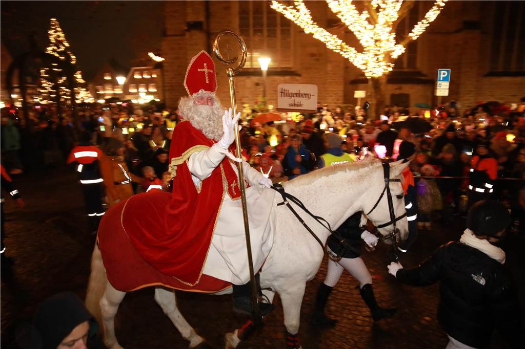 Weihnachtsmarkt und Lichterfest: Termine und Programm im Überblick Der Nikolaus vor einer Menschenmenge