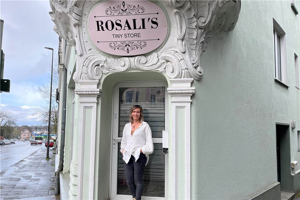 Sandra Breuer steht vor ihrem Geschäft Rosali's.
