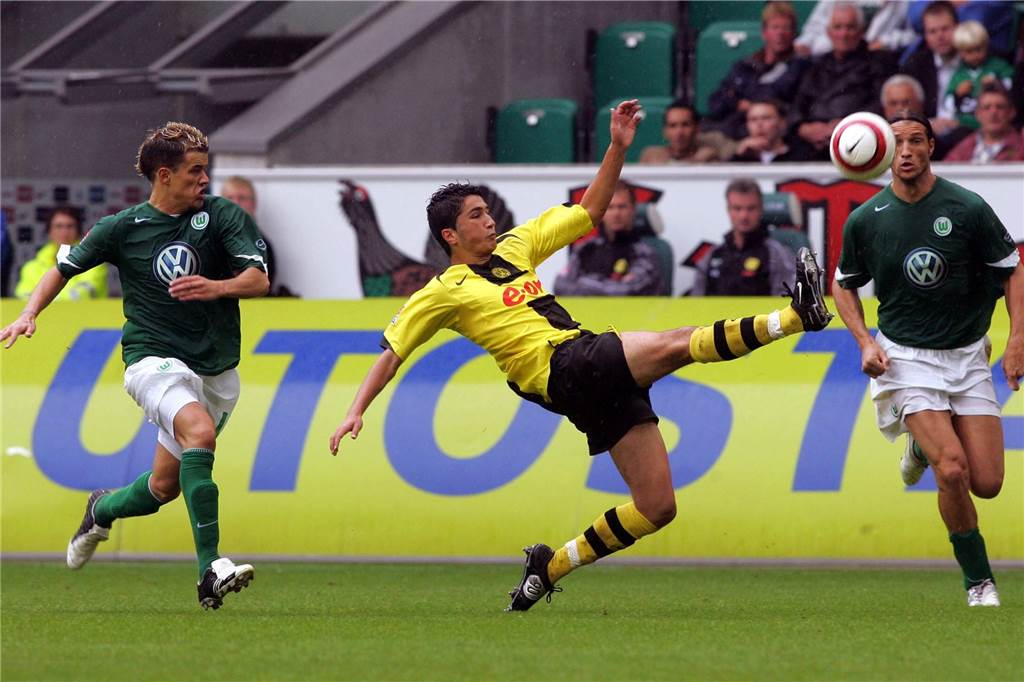 BVB-Mittelfeldspieler Sahin wechselt zu Werder Bremen Am 6. August 2005 gab Sahin mit 16 Jahren und 335 Tagen in Wolfsburg sein Bundesliga-Debüt. Er ist damit bis heute der jüngste Spieler der höchsten deutschen Spielklasse aller Zeiten.