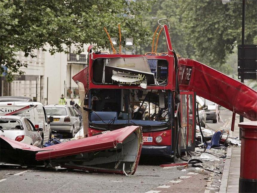 London: Fast alle Festgenommenen wieder frei Am 7. Juli 2005 zündeten vier Muslime mit britischem Pass in der Londoner U-Bahn und einem Bus Sprengsätze. 56 Menschen starben, etwa 700 wurden verletzt. Foto: Peter Macdiarmid