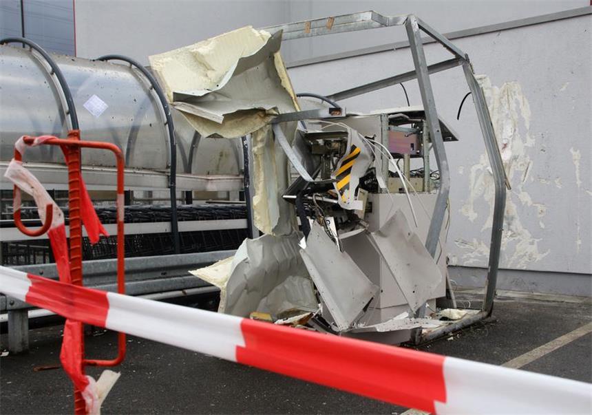 Darum hört das Automaten-Sprengen nicht auf Am 8. November 2016 flog dieser Geldautomat in Mülheim in die Luft. Dabei wurde auch das Häuschen, in dem er stand, komplett zerstört.