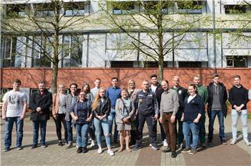 Am 9. April waren neun Betriebe mit Auszubildenden zu Gast an der Geschwister-Scholl-Gesamtschule, um den Schülern Ausbildungsberufe nahe zu bringen. In der Mitte Mechthild Winking (GSG) und Matthias Müller (Wirtschaftsförderung).