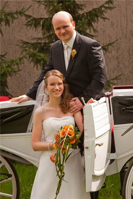 Ricarda und Florian Baak bei ihrer kirchlichen Trauung. Sie steigen aus der Hochzeitskutsche aus.