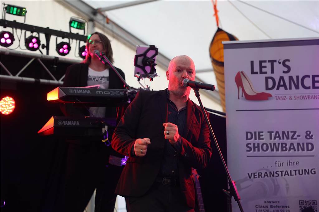 Auftakt des Jubiläums-Schützenfestes in Selm-Cappenberg: Ausgelassene Feier auf dem Dorfplatz Am Abend des 12. Mai (Freitag) ging es rund auf dem Dorfgemeinschaftsplatz hinter der Feuerwehr in Cappenberg. Ab 20 Uhr wurde gefeiert.