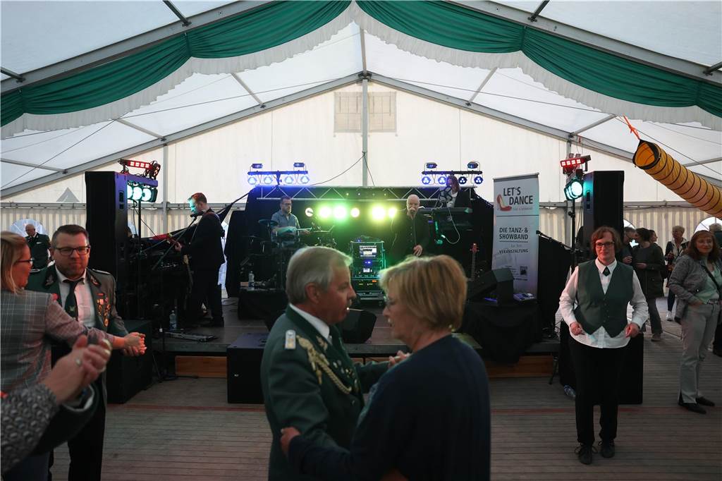 Auftakt des Jubiläums-Schützenfestes in Selm-Cappenberg: Ausgelassene Feier auf dem Dorfplatz Am Abend des 12. Mai (Freitag) ging es rund auf dem Dorfgemeinschaftsplatz hinter der Feuerwehr in Cappenberg. Ab 20 Uhr wurde gefeiert.