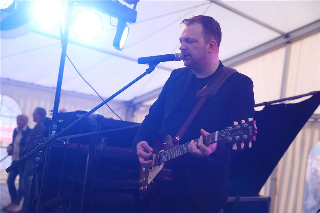 Auftakt des Jubiläums-Schützenfestes in Selm-Cappenberg: Ausgelassene Feier auf dem Dorfplatz Am Abend des 12. Mai (Freitag) ging es rund auf dem Dorfgemeinschaftsplatz hinter der Feuerwehr in Cappenberg. Ab 20 Uhr wurde gefeiert.